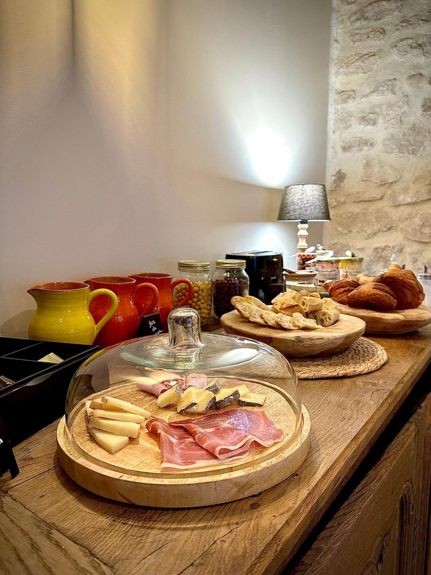 Maison Roucas - Restaurant Et Chambres D'Hotes Solérieux Esterno foto